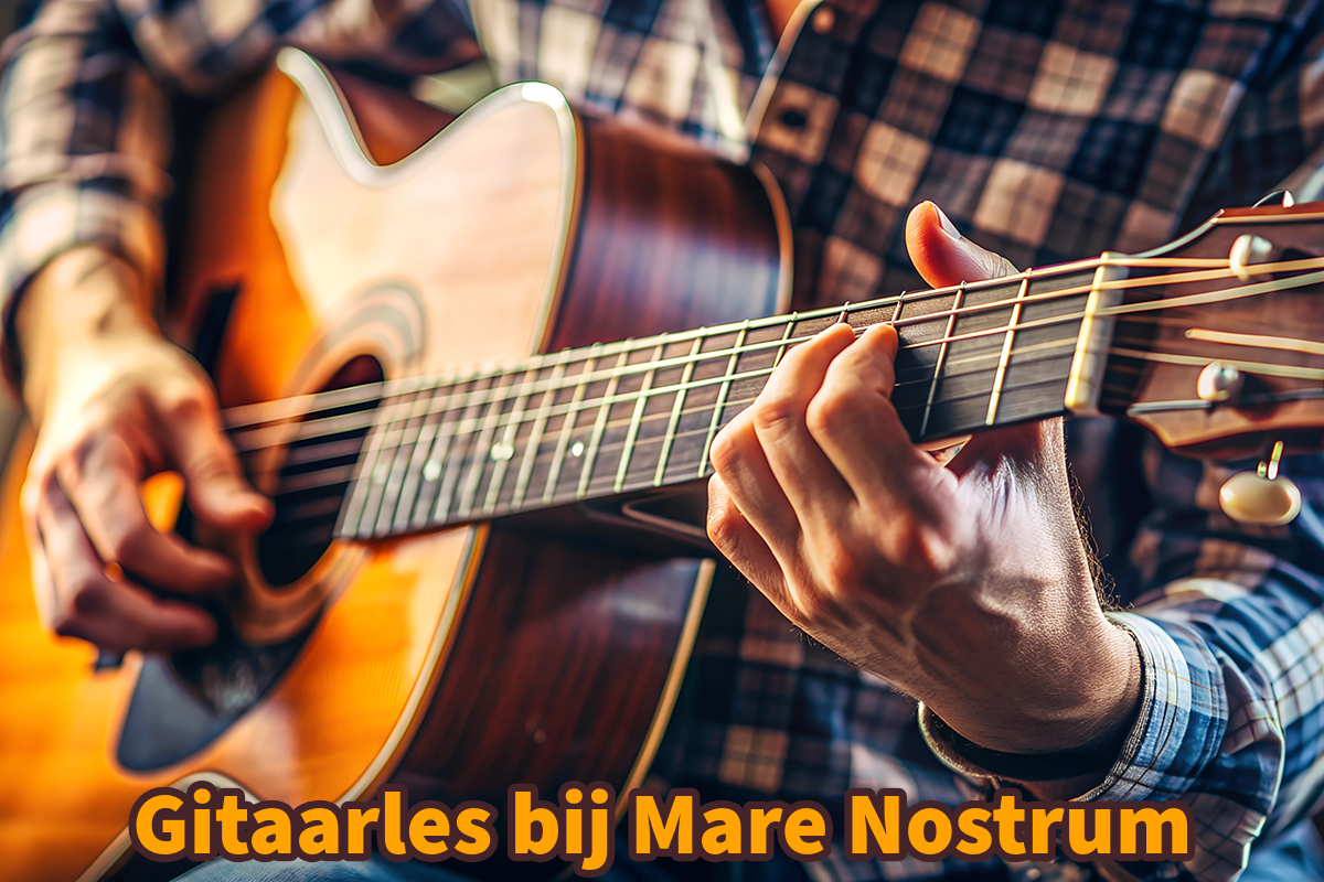 Close up van een gitaar die bespeelt wordt, je ziet alleen de handen