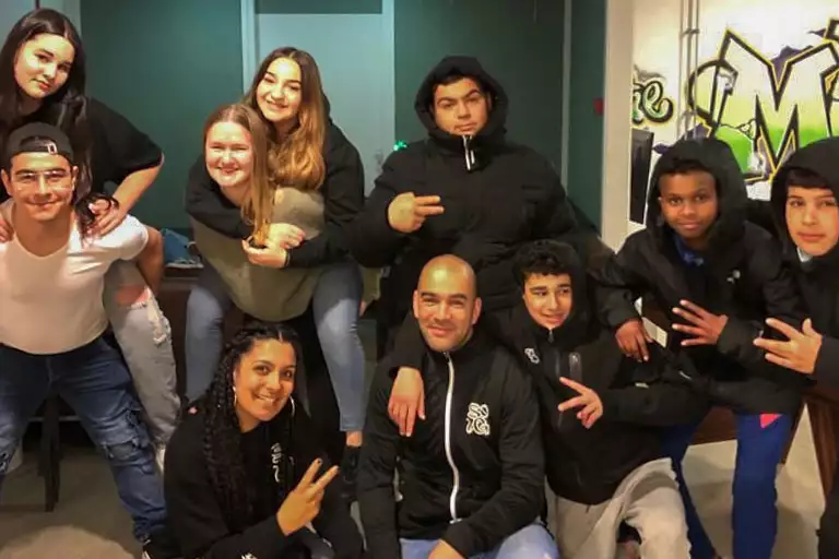 foto van jongeren en jongerenwerkers in de huiskamer