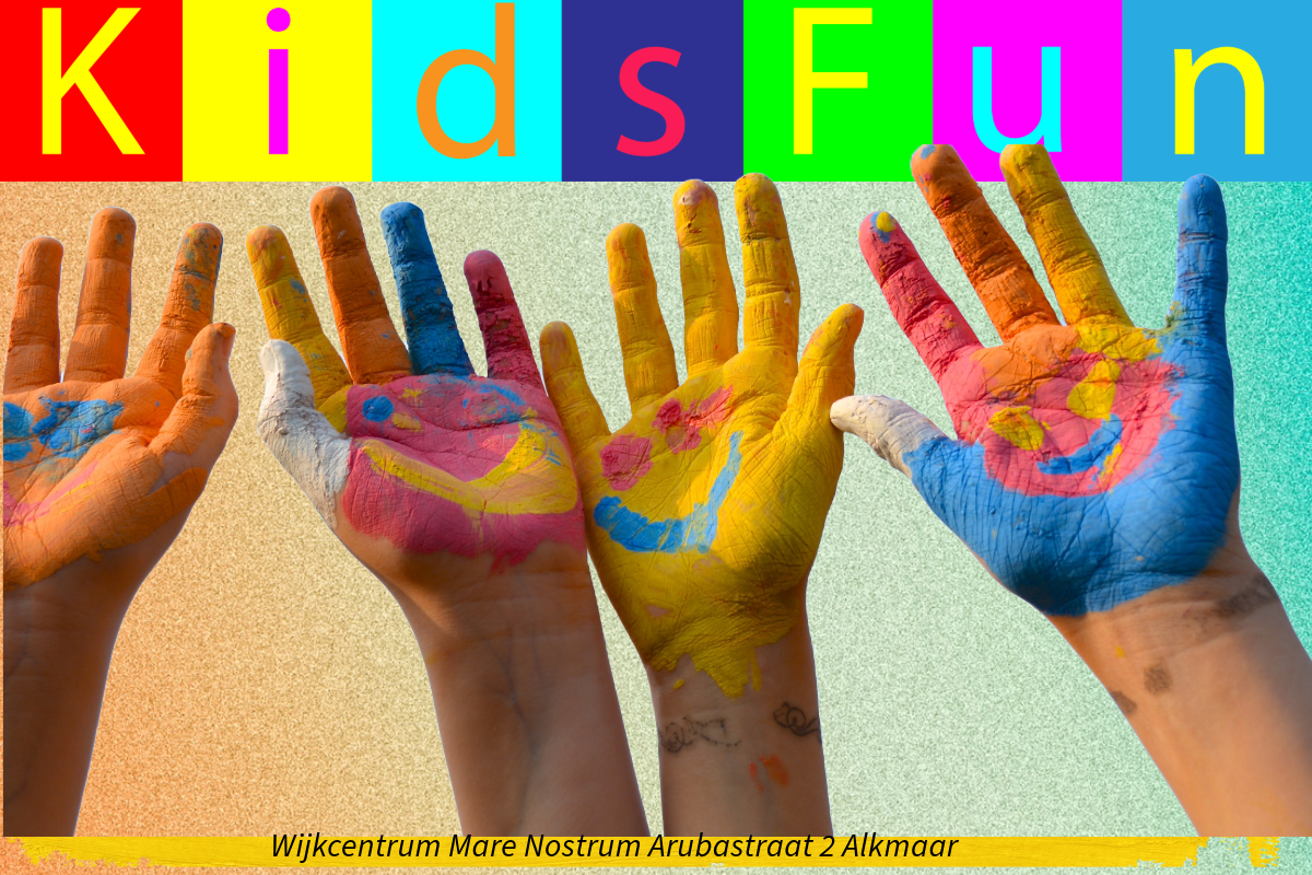 In de lucht gestoken kinderhandjes met verf