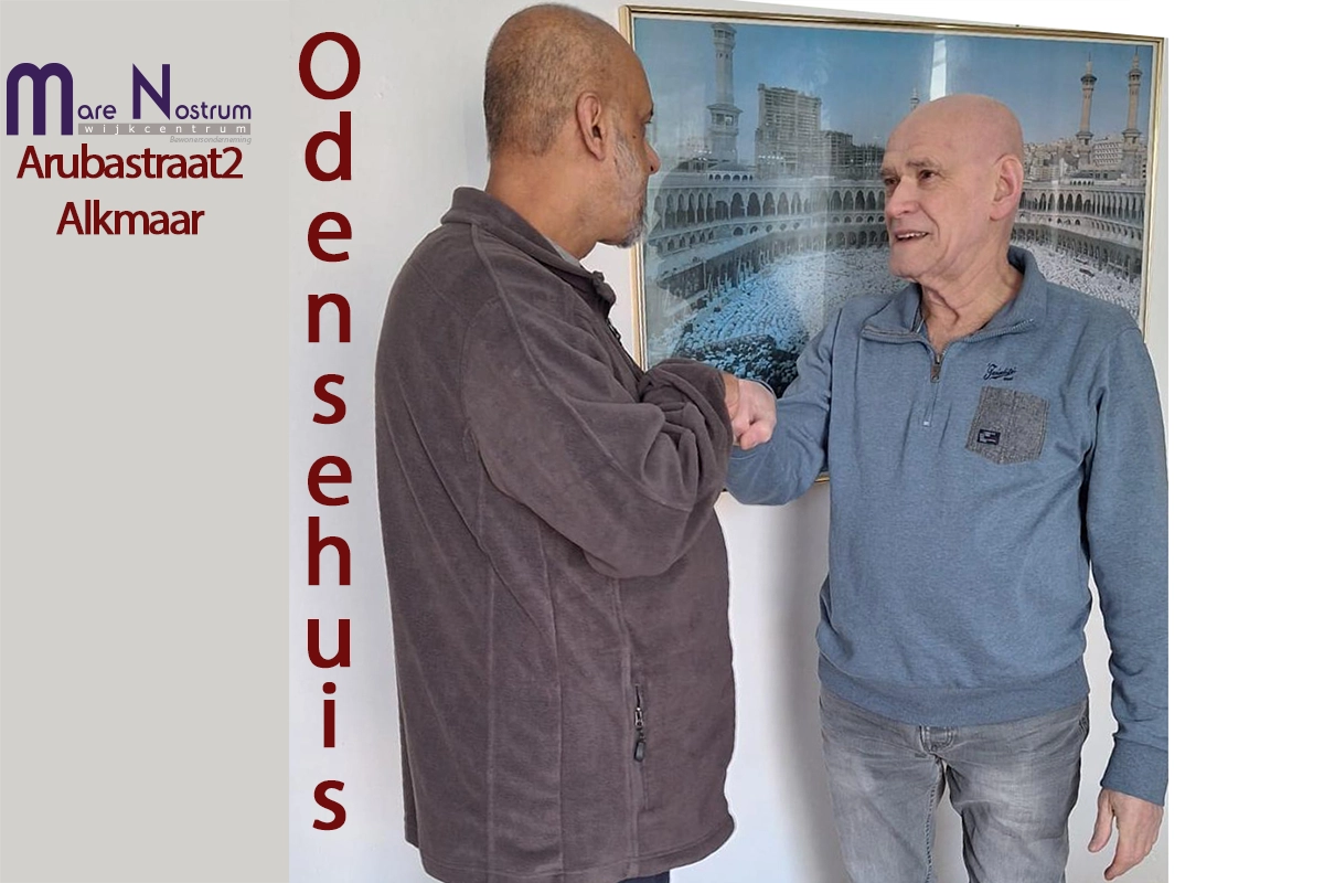 Foto van twee mannen die vriendschap hebben gesloten in het Odensehuis
