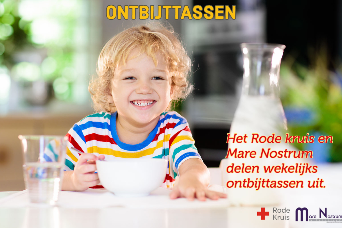 Kindje lachend aan ontbijttafel