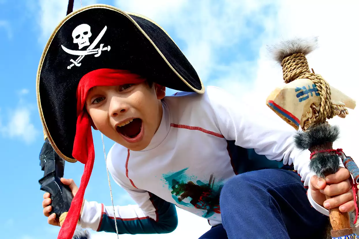 Jongentje speelt piraatje