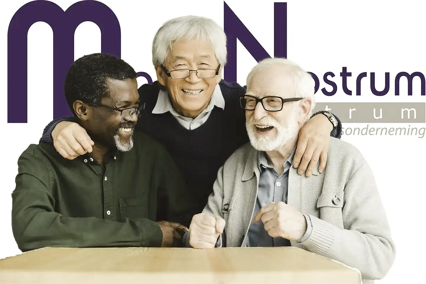 drie senioren die zichtbaar plezier hebben