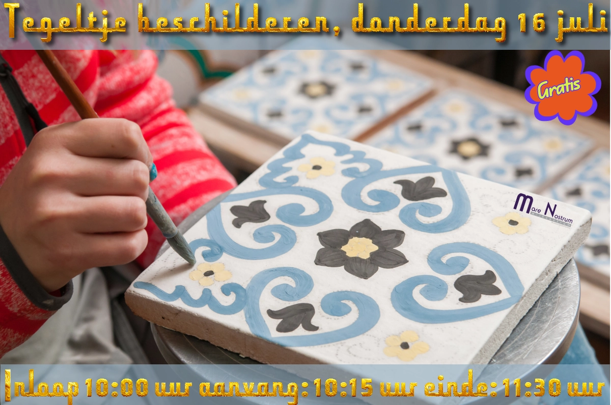 foto een hand die een tegeltje beschildert