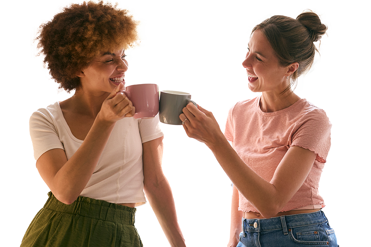 foto van twee vrouwen met een kopje koffie